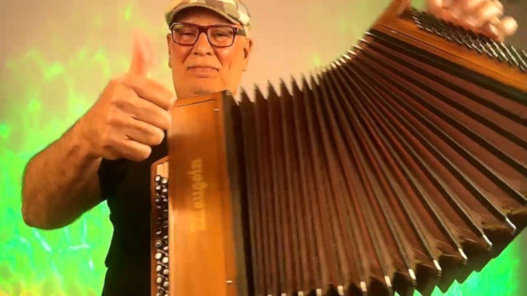 Jean L'Irland'Oc à l'accordéon Jean L'Irland'Oc, musique irlandaise. Figeac
